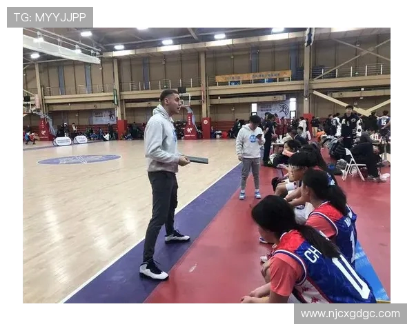 方硕在篮球赛场上的崛起与挑战解析以及对未来发展的展望与期待