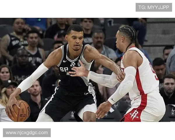 火箭与马刺季前赛对决回顾精彩瞬间与球员表现分析